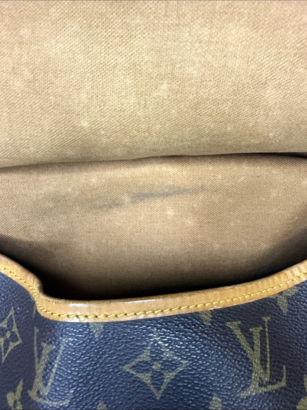 Louis Vuitton Saumur PM Monogram Canvas Messenger/Crossbody Bag - Picture 4 of 10